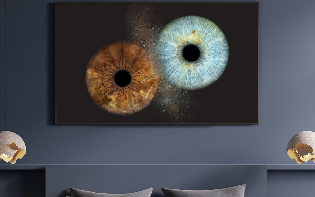 Cuadro de iris en acabado aluminio Dibond en dormitorio elegante — mirar.te