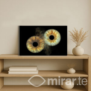 Cuadro de pareja en formato horizontal de 30x45 cm con acabado Glazed Art brillante. Fotografía artística de iris humanos en un marco elegante, con efecto cristal para un toque sofisticado en la decoración del hogar