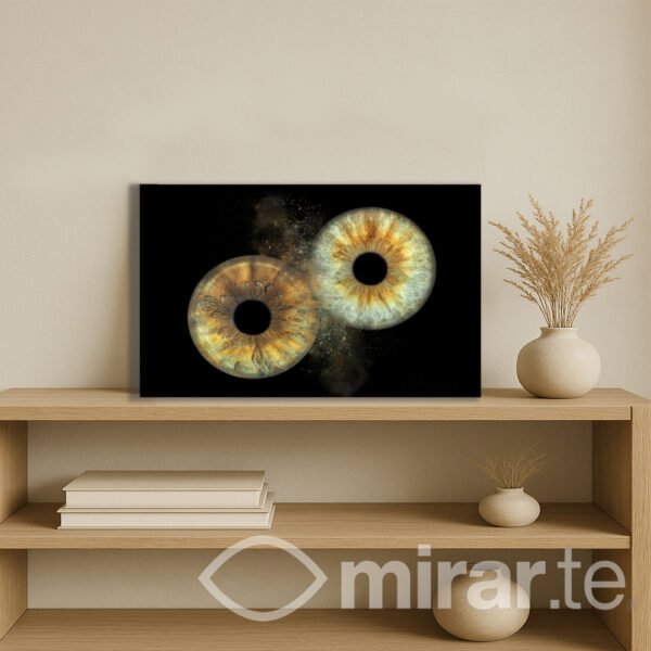 Cuadro de pareja en formato horizontal de 30x45 cm con acabado Glazed Art brillante. Fotografía artística de iris humanos en un marco elegante, con efecto cristal para un toque sofisticado en la decoración del hogar