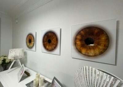 Composición de 3 cuadros individuales de iris en metacrilato fondo blanco | mirar.te Madrid