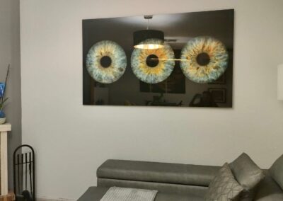 Cuadro familiar de 3 iris en metacrilato en salón | mirar.te Madrid