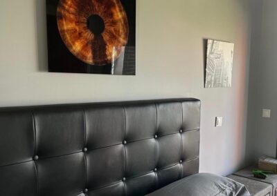 Cuadro individual de iris en metacrilato en dormitorio | mirar.te Madrid