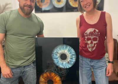 Pareja con su cuadro de iris en metacrilato efecto Aqua | mirar.te Madrid
