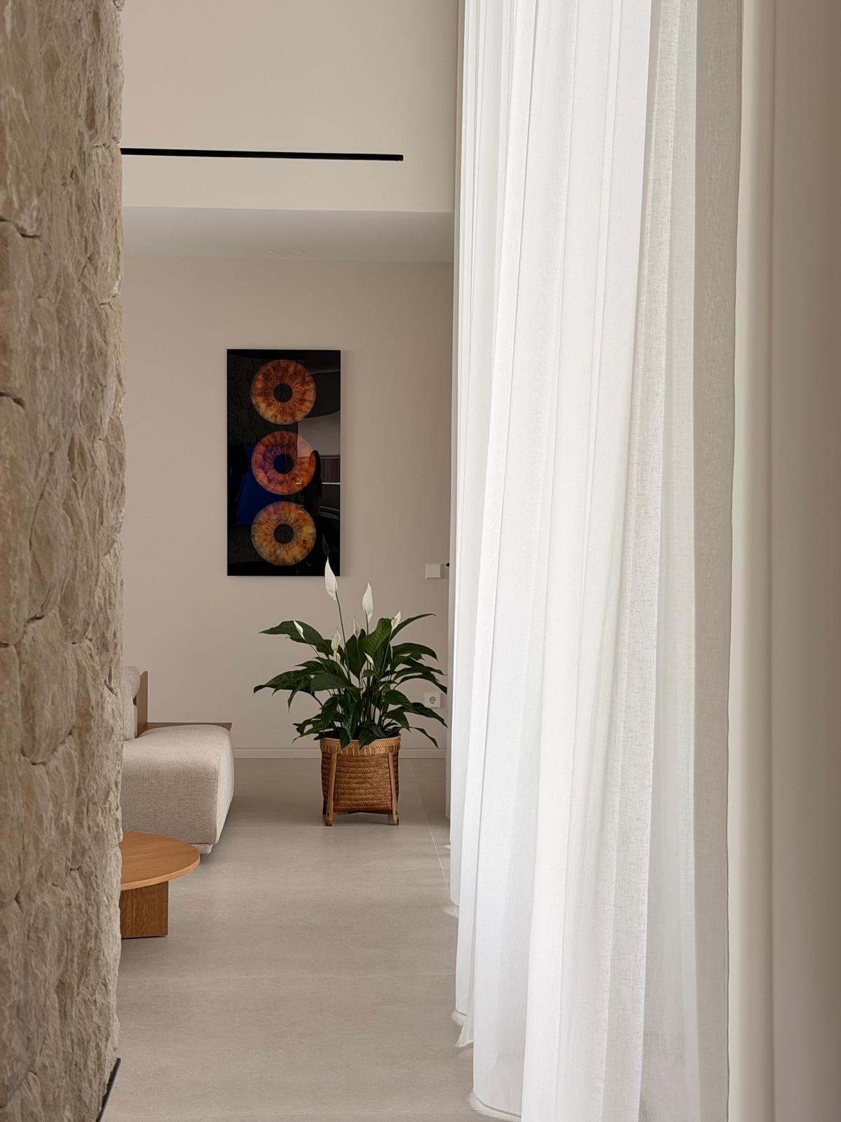 Cuadro familiar de 3 iris en Metacrilato Brillo en salón | mirar.te Madrid