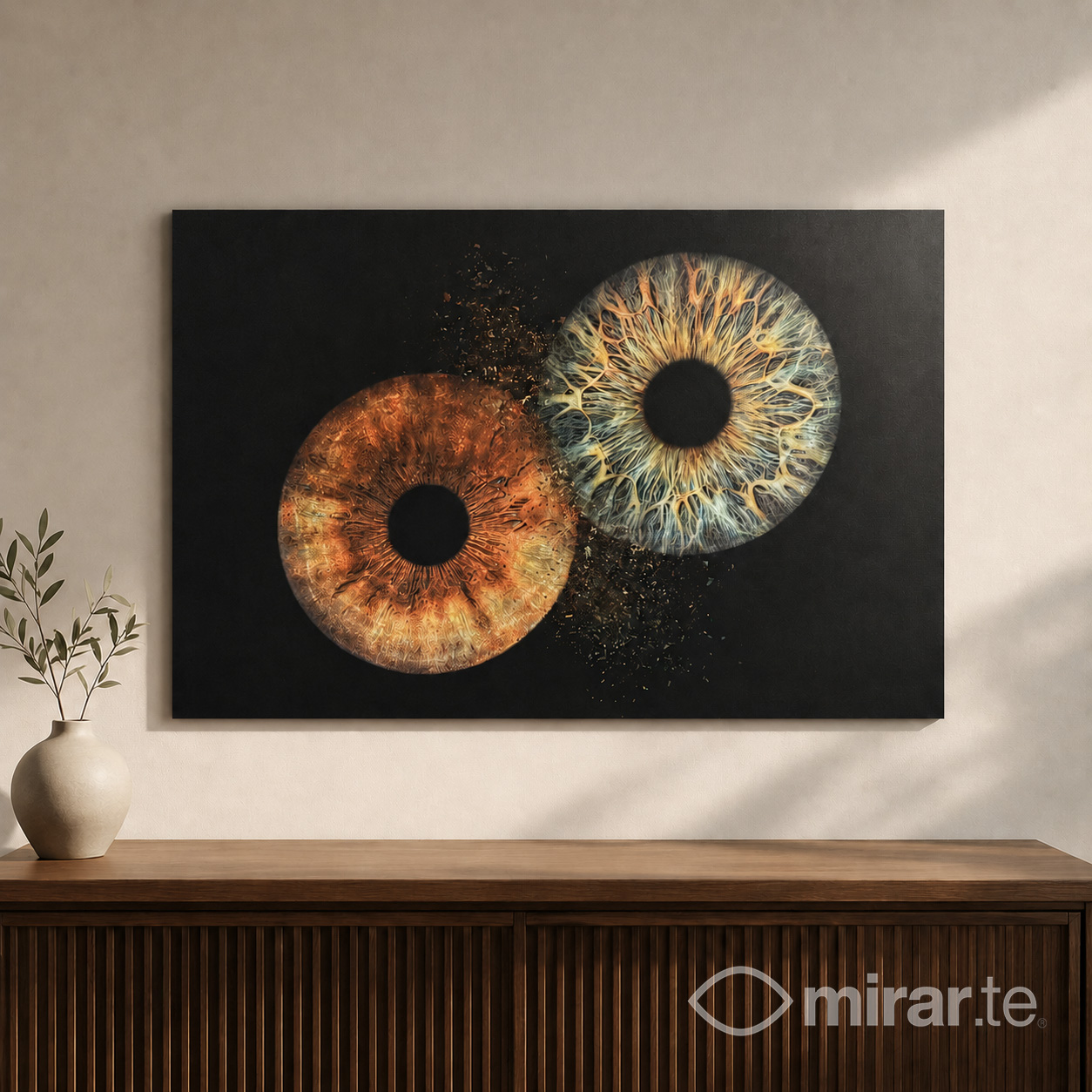 Cuadro de pareja con fotografía de iris en acabado aluminio Dibond en salón moderno — mirar.te